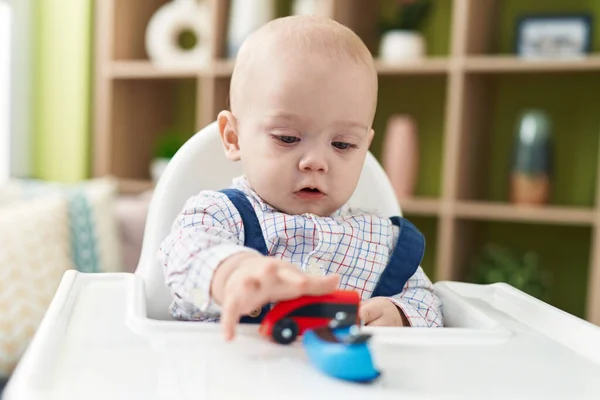 Schattige Kaukasische Baby Smakelijk Met Auto Speelgoed Zitten Kinderstoel Thuis — Stockfoto