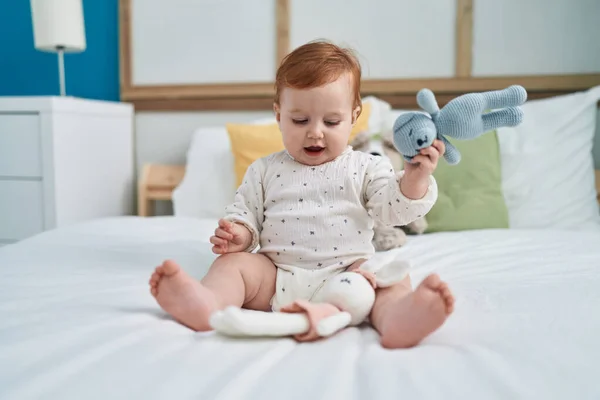 Sevimli Kızıl Saçlı Bebek Yatakta Oyuncak Bebekle Oynuyor — Stok fotoğraf