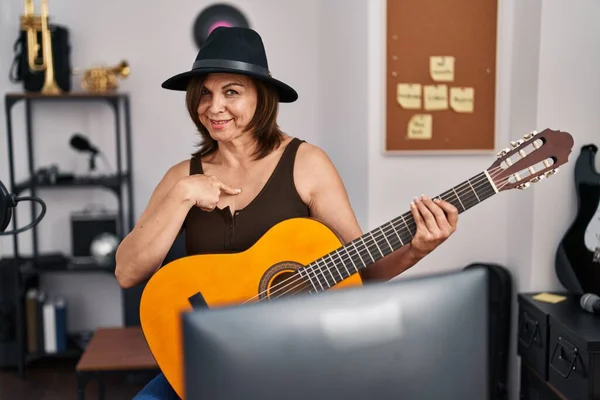 Латиноамериканка Средних Лет Играет Классической Гитаре Музыкальной Студии Указывая Пальцем — стоковое фото