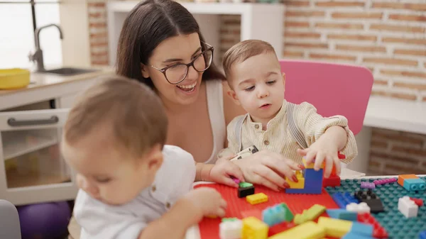 Lehrer Und Vorschüler Spielen Kindergarten Mit Bauklötzen Tisch — Stockfoto