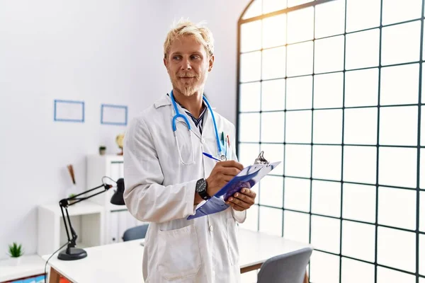Młody Biały Mężczyzna Mundurze Lekarza Pracujący Klinice — Zdjęcie stockowe