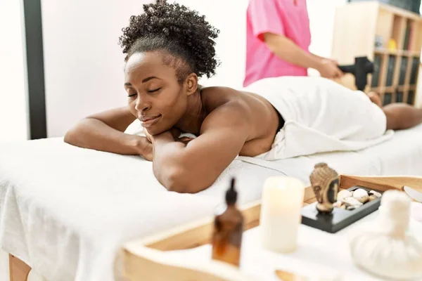 Afrikaans Amerikaanse Vrouw Liggend Tafel Met Benen Massage Met Percussie — Stockfoto