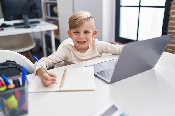 Estudante Adorável Criança Usando Laptop Escrita Notebook Sala Aula — Fotografia de Stock