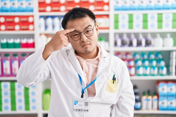 Chińczyk Pracujący Aptece Wskazuje Nieszczęśliwego Pryszcza Czole Brzydką Infekcję Zaskórnika — Zdjęcie stockowe
