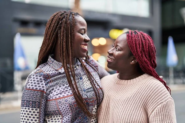 Αφρο Αμερικανίδες Φίλες Χαμογελούν Σίγουροι Ότι Στέκονται Μαζί Στο Δρόμο — Φωτογραφία Αρχείου