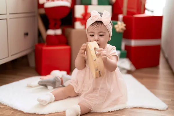 Adorável Criança Tocando Pandeiro Sentado Chão Pelo Presente Natal Casa — Fotografia de Stock