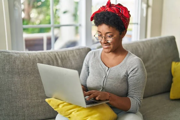 African American Woman Using Laptop Sitting Sofa Home — стоковое фото