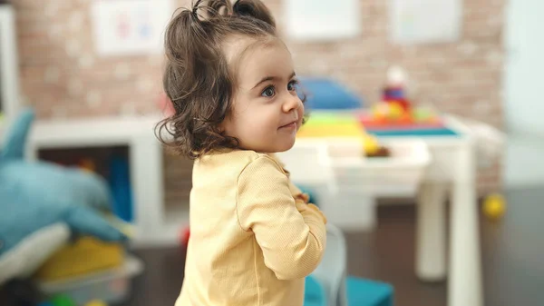 可爱的惊慌失措的女孩自信地站在幼儿园 — 图库照片