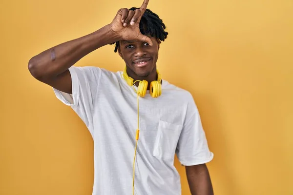 Young African Man Dreadlocks Standing Yellow Background Making Fun People — Stock Photo, Image