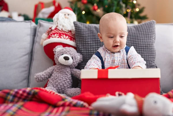 Adorable Bebé Caucásico Sosteniendo Regalo Sentado Sofá Por Árbol Navidad — Foto de Stock