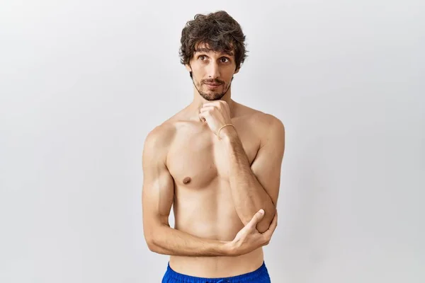 Νεαρός Ισπανός Που Στέκεται Γυμνός Πάνω Από Απομονωμένος Φόντο Πηγούνι — Φωτογραφία Αρχείου