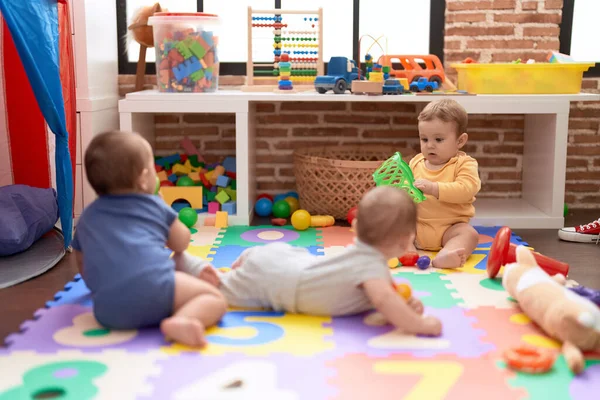 Grupper Småbarn Leker Med Leksaker Som Kryper Golvet Dagis — Stockfoto