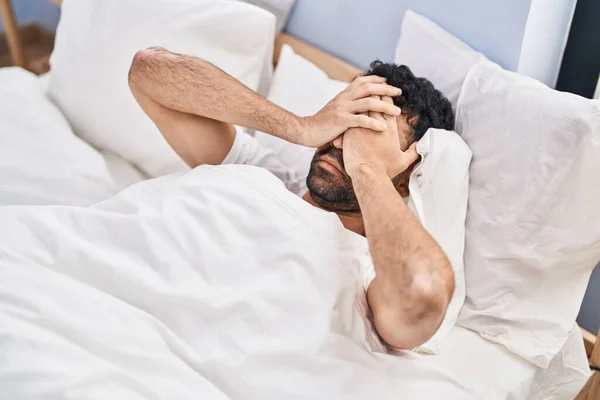 Young Hispanic Man Suffering Insomnia Lying Bed Bedroom — Fotografia de Stock