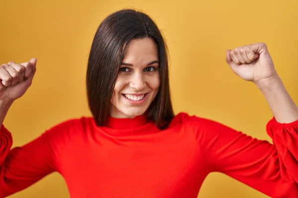 Young Hispanic Woman Standing Yellow Background Showing Arms Muscles Smiling — Foto de Stock