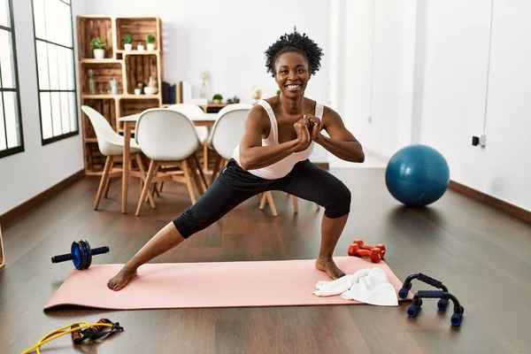 Afro Amerikaanse Vrouw Glimlachen Zelfverzekerde Training Yoga Thuis — Stockfoto