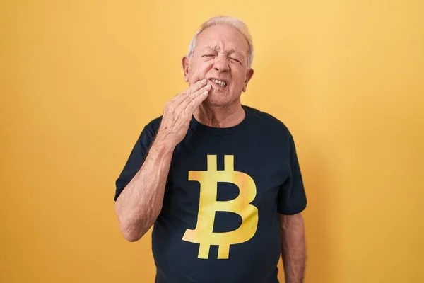 Hombre Edad Avanzada Con Pelo Gris Con Camiseta Bitcoin Tocando — Foto de Stock