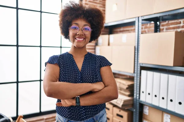 非洲裔美国妇女电子商务商人站在办公室里 双手交叉地摆出一个手势 — 图库照片