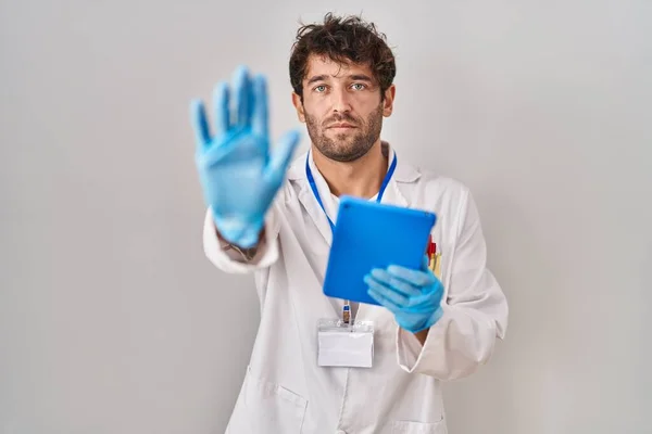 Hispanic Scientist Man Working Tablet Open Hand Doing Stop Sign — Stock fotografie