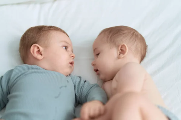 Два Малыша Лежат Кровати Спальне — стоковое фото