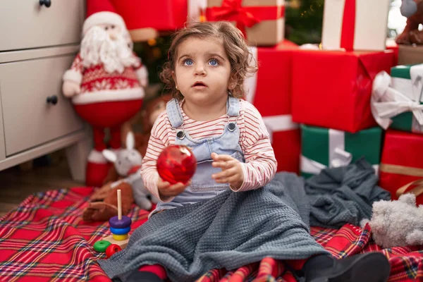Evdeki Noel Ağacının Yanında Elinde Balo Süsü Tutan Sevimli Spanyol — Stok fotoğraf