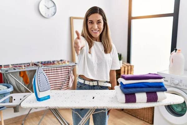 Young Hispanic Woman Ironing Clothes Laundry Room Smiling Friendly Offering — Stok fotoğraf