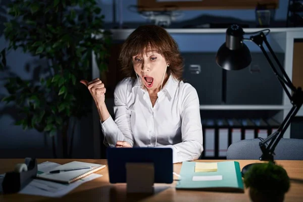 Middle Age Woman Working Office Night Surprised Pointing Hand Finger — Stockfoto