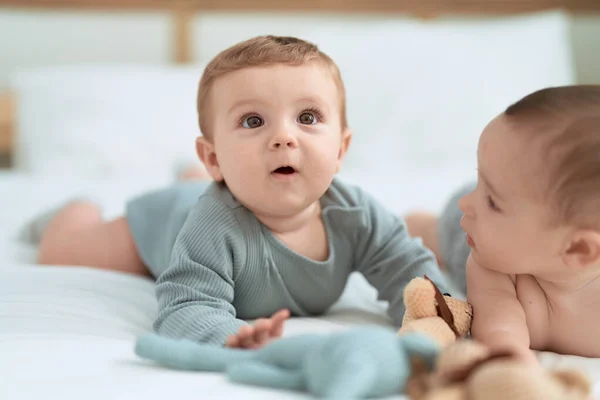 二人の幼児はベッドの上で横たわっテディベアとともにベッドルーム — ストック写真