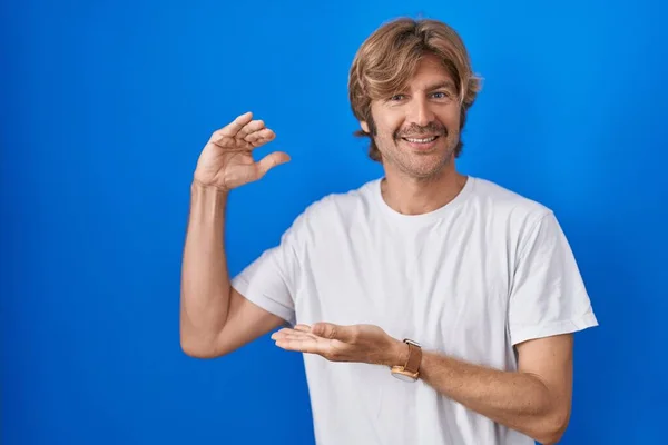 Middle Age Man Standing Blue Background Gesturing Hands Showing Big — Foto Stock