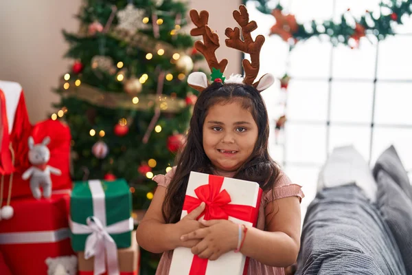 Más Tamaño Chica Hispana Abrazando Regalo Pie Junto Árbol Navidad —  Fotos de Stock