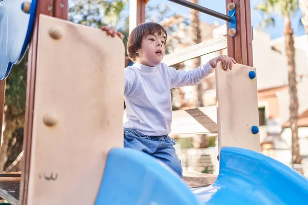 Sendromlu Çocuk Parkta Kayıyor — Stok fotoğraf