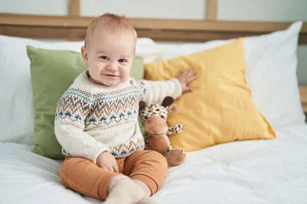 Adorable Bebé Caucásico Sonriendo Confiado Sentado Cama Dormitorio —  Fotos de Stock
