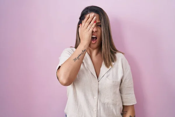 Blonde Woman Standing Pink Background Yawning Tired Covering Half Face — Stockfoto