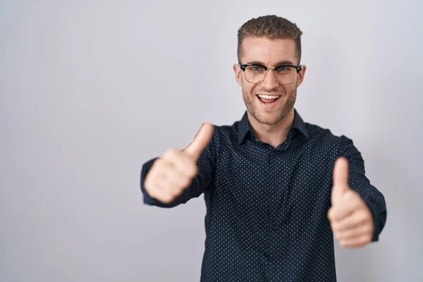 Young Caucasian Man Standing Isolated Background Approving Doing Positive Gesture — Foto de Stock