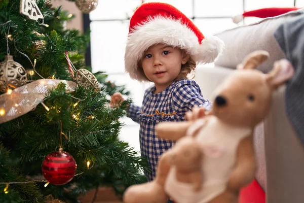 Adorável Menina Hispânica Sorrindo Confiante Decoração Árvore Natal Casa — Fotografia de Stock