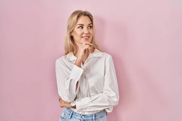 Young Caucasian Woman Wearing Casual White Shirt Pink Background Hand — Photo