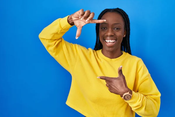 Mooie Zwarte Vrouw Staat Blauwe Achtergrond Glimlachend Het Maken Van — Stockfoto