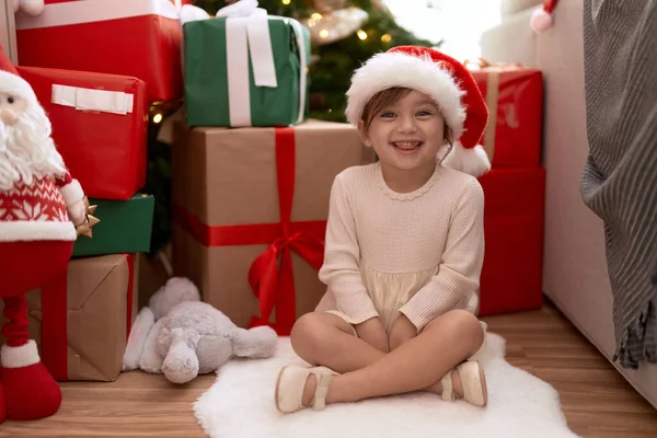 Rozkošná Dívka Usměvavá Sebevědomě Sedí Vánočního Stromku Dárky Doma — Stock fotografie