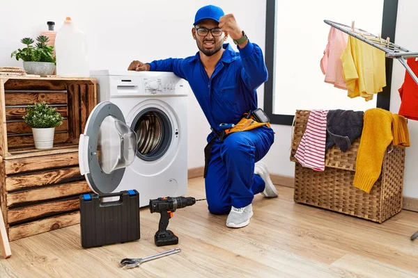 Young Indian Technician Working Washing Machine Angry Mad Raising Fist — Stock Photo, Image