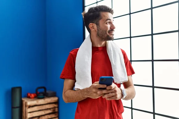 Young Hispanic Man Wearing Sportswear Using Smartphone Sport Center — 图库照片