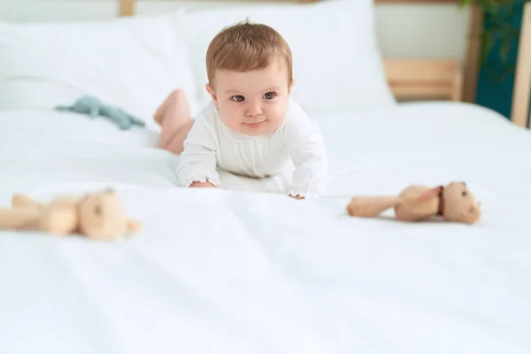 Liebenswertes Kleinkind Krabbelt Auf Bett Schlafzimmer — Stockfoto