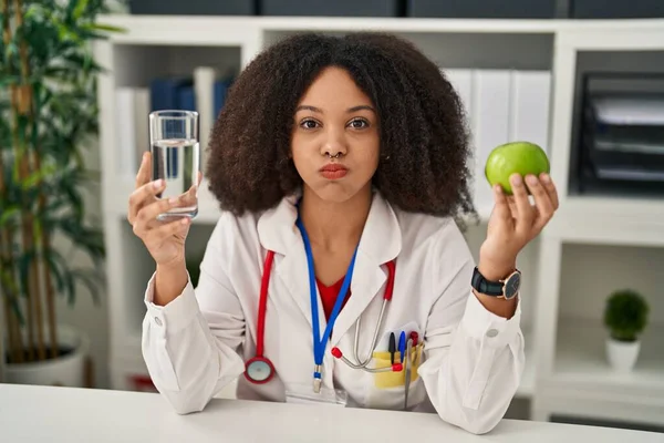 Junge Afrikanisch Amerikanische Diätassistentin Mit Frischem Apfel Und Wasser Auf — Stockfoto