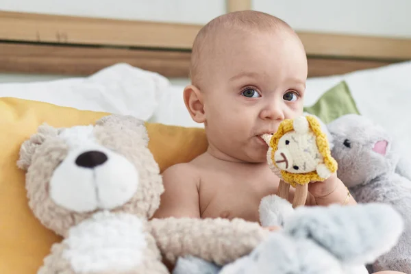Sevimli Beyaz Bebek Yatak Odasında Yatakta Oturmuş Bebek Isırıyor — Stok fotoğraf