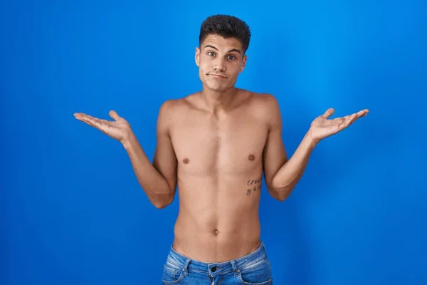 Homem Hispânico Jovem Sem Camisa Sobre Fundo Azul Sem Noção — Fotografia de Stock