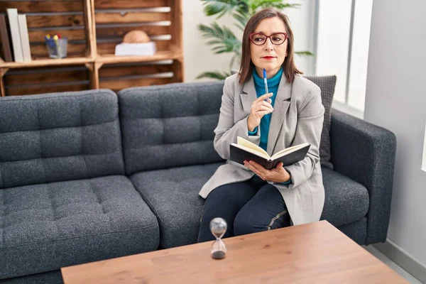 Middle Age Woman Psychologist Reading Book Psychology Center — Stock Photo, Image
