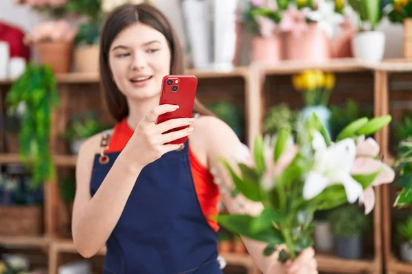 Young Caucasian Woman Florist Make Photo Smartphone Flowers Florist — Stockfoto