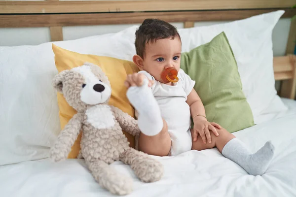 Liebenswert Hispanische Baby Saugen Schnuller Sitzt Auf Bett Schlafzimmer — Stockfoto