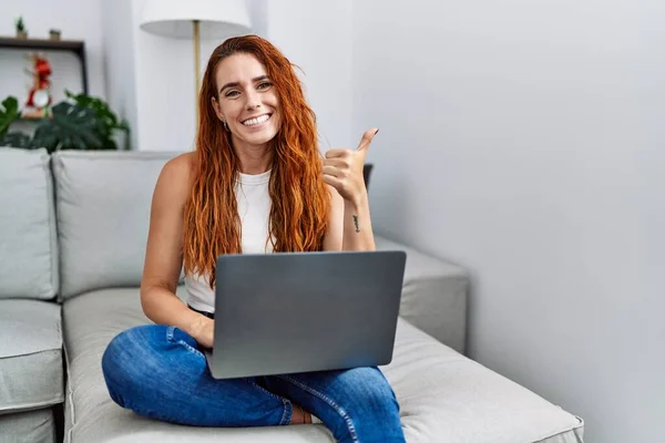 Jonge Roodharige Vrouw Met Behulp Van Laptop Thuis Glimlachen Gelukkig — Stockfoto