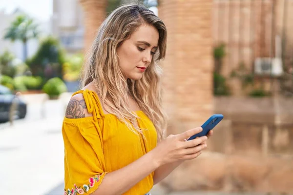 Mujer Joven Usando Smartphone Con Expresión Relajada Calle — Foto de Stock