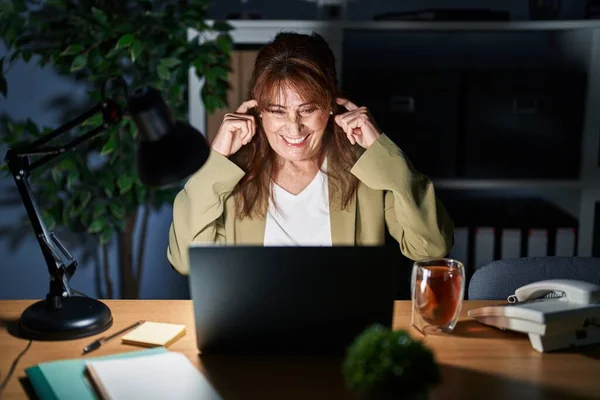 Middle Age Hispanic Woman Working Using Computer Laptop Night Covering — Stockfoto