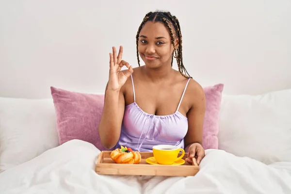 African American Woman Braids Holding Tray Breakfast Food Bed Doing — Stockfoto